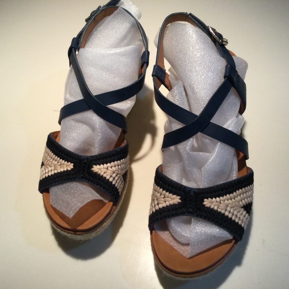 Bare traps wedge sandal